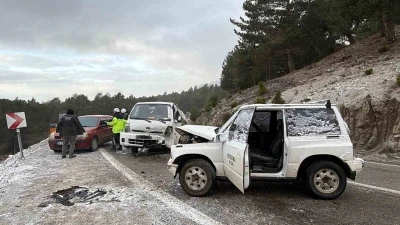 Buzlanma nedeniyle arazi aracıyla kamyonet &ccedil;arpıştı: 2 yaralı
