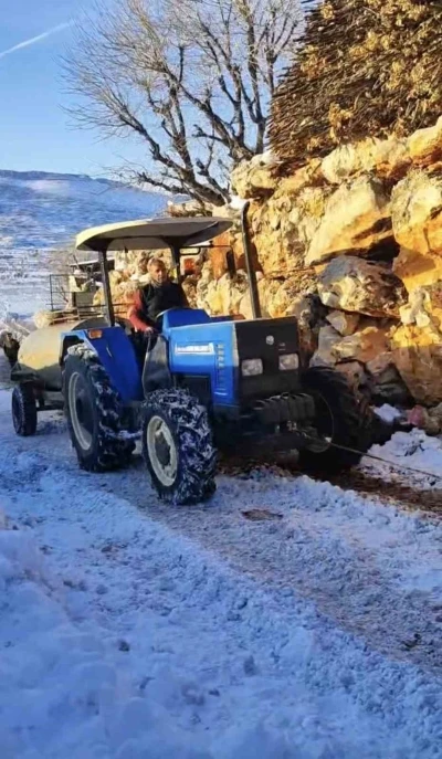 Buzlanmış yolda &uuml;&ccedil; trakt&ouml;r&uuml; birbirine bağlayıp su taşıdılar
