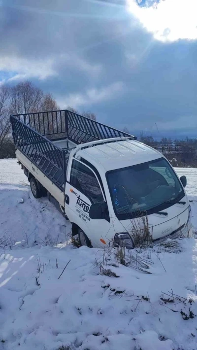 Buzlu yolda kayan ara&ccedil; tarlaya u&ccedil;tu; 1 yaralı
