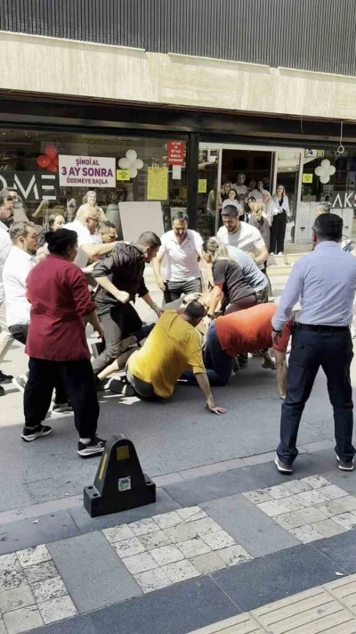 Cadde ortası bir anda boks ringine döndü
