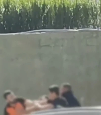 Cadde ortasında sopalı bıçaklı kavga: 3 yaralı
