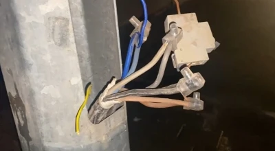 Cadde ve sokak aydınlatmaları i&ccedil;in kurulan direklerden evlere ka&ccedil;ak elektrik hattı &ccedil;ektiler
