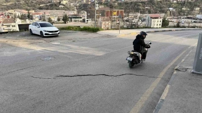 Cadde yolunda oluşan &ccedil;atlaklıklar tehlike oluşturuyor
