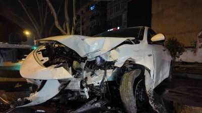 Caddebostan&rsquo;da makas atan s&uuml;r&uuml;c&uuml; l&uuml;ks araca &ccedil;arpıp ka&ccedil;tı
