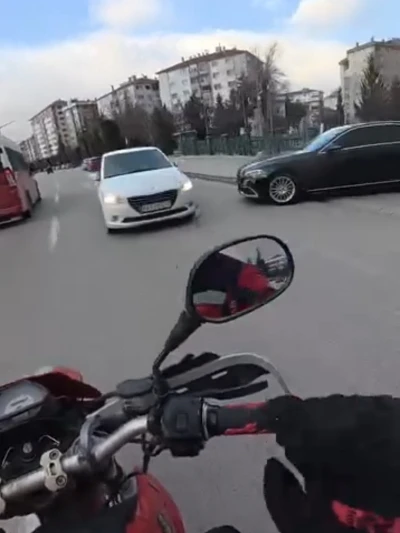 Caddede ters y&ouml;ne giren otomobil trafiği tehlikeye attı
