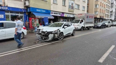 Caddede U d&ouml;n&uuml;ş&uuml; yapmaya &ccedil;alışan otomobil motosikletle &ccedil;arpıştı: 2 yaralı
