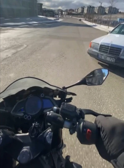 Caddeye kontrols&uuml;z &ccedil;ıkan araca &ccedil;arpmaktan kıl payı kurtuldu
