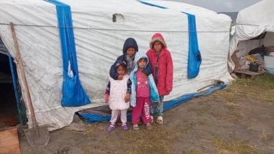 &Ccedil;adırlarını su basan mevsimlik iş&ccedil;iler yardım bekliyor
