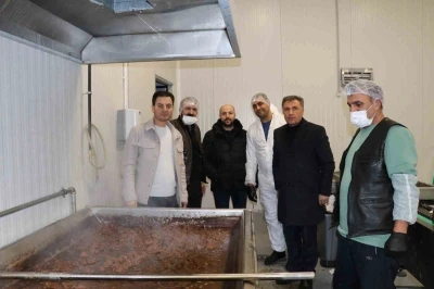 Cağ kebabın başkenti Oltu&rsquo;da kavurma ve sucuk &uuml;retimi yapıyorlar
