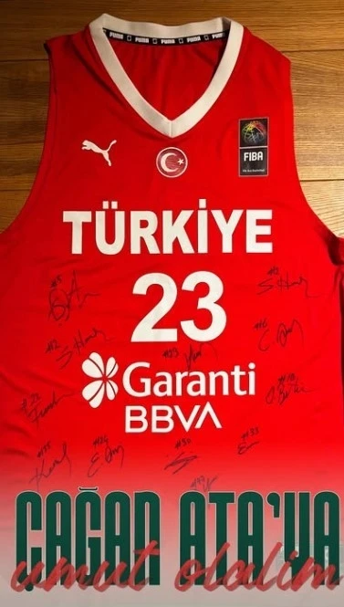 Çağan için milli formasını bağışladı...1 milyon liradan açık artırmaya çıktı
