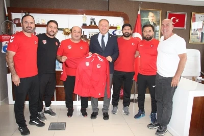 Çakmur’a Ay-Yıldızlı forma
