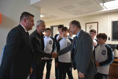 &Ccedil;akmur, Ahmet Hamdi Tanpınar Ortaokulu futsal takımını kutladı
