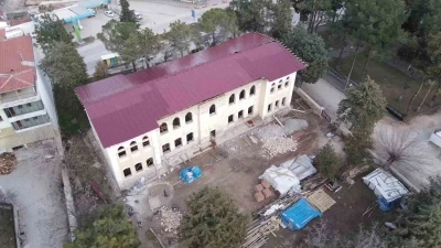 &Ccedil;al&rsquo;daki tarihi mektep restorasyonunda iş&ccedil;iler arasında kavga &ccedil;ıktı; 4 yaralı
