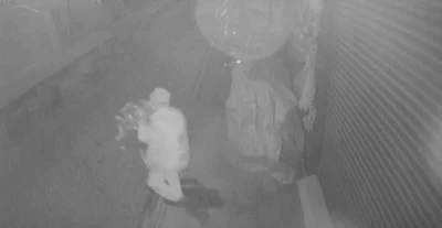 &Ccedil;aldığı brandayı &ccedil;&ouml;p poşetine sığdıramayınca eliyle taşıyarak g&ouml;t&uuml;rd&uuml;
