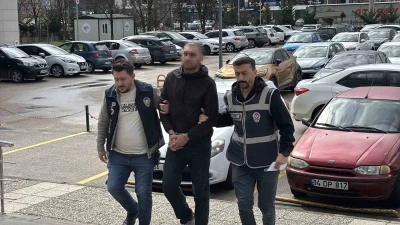 &Ccedil;aldığı kamyonla eski sevgilisinin evine gitti, camdan girdiği evden laptop &ccedil;aldı
