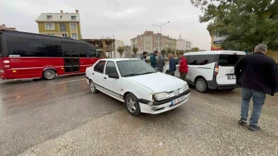 Çaldığı otomobilin patlayan lastiğine rağmen kilometrelerce polisten kaçtı, trafikteki araçlara çarptı
