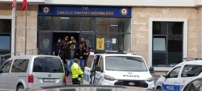 &Ccedil;aldıkları ara&ccedil;la Edremit&rsquo;te yakalanan 2 ş&uuml;pheli tutuklandı
