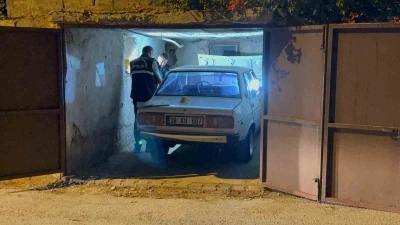 Çaldıkları otomobille kaza yapıp, otoparka park ettiler
