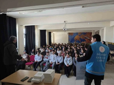 &Ccedil;aldıran&rsquo;da gen&ccedil;lik huzura koşuyor: Kitaplar m&uuml;ft&uuml;l&uuml;kten gayret gen&ccedil;lerden
