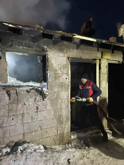 &Ccedil;aldıran&rsquo;da odunluk yangını
