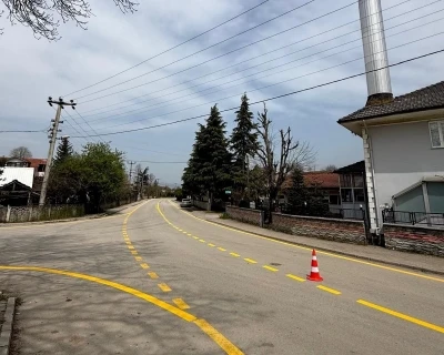 &Ccedil;alıcuma K&ouml;y&uuml;&rsquo;nde yol &ccedil;izgi &ccedil;alışmaları tamamlandı

