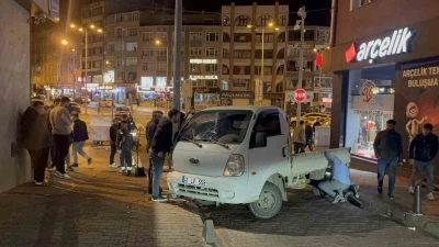 &Ccedil;alıntı ara&ccedil;la yakıt alırken polisi g&ouml;rd&uuml;, ka&ccedil;arken direğe &ccedil;arptı
