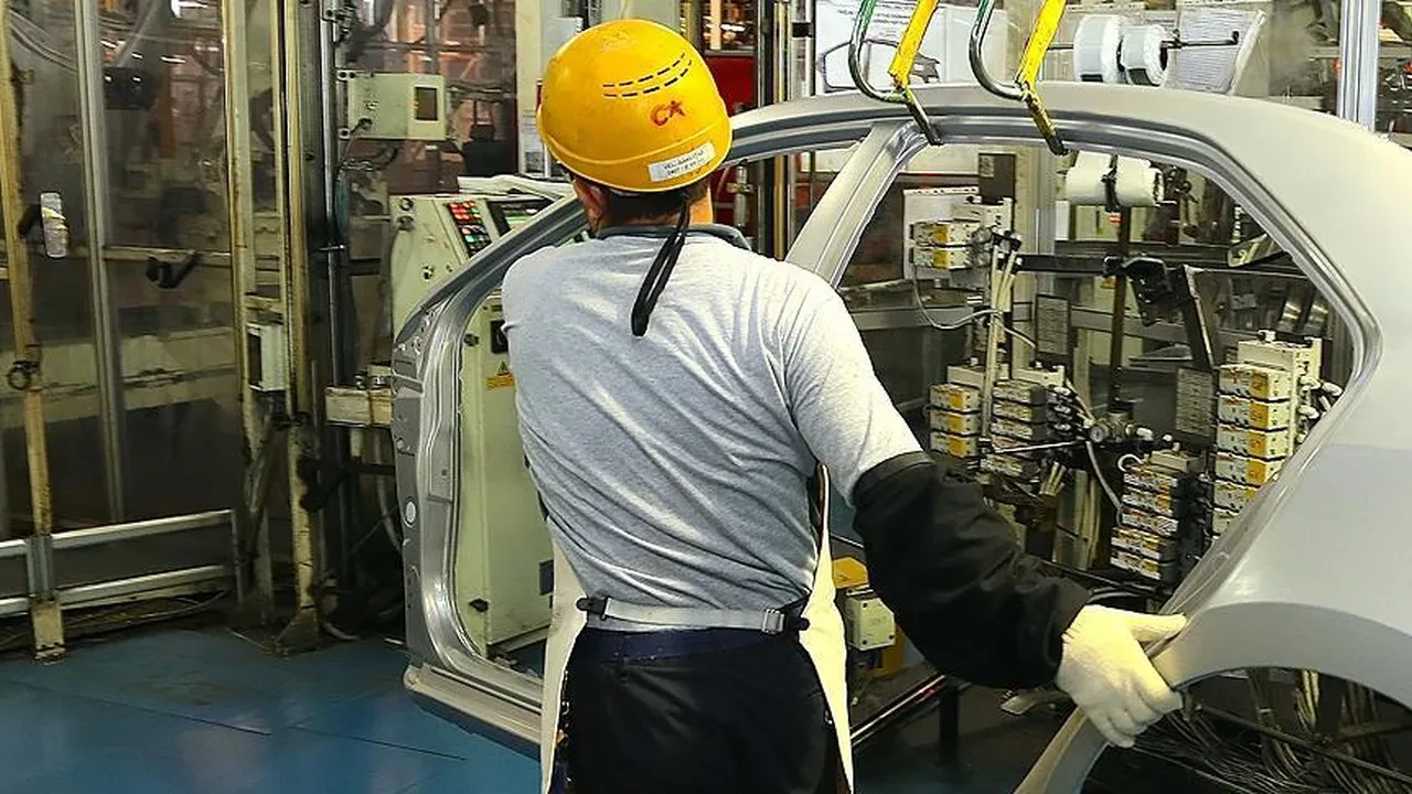 Mesleki Yeterlilik Kurumu (MYK) tarafından Mesleki Yeterlilik Belgesi zorunluluğu getirilen meslekler listesi Resmi Gazete&rsquo;de yayımlandı. D&uuml;zenleme, T&uuml;rkiye genelinde olduğu gibi Gaziantep&rsquo;teki sanayi, &uuml;retim ve teknik iş kol