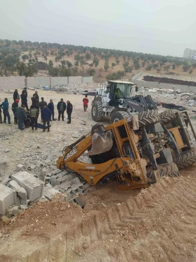 &Ccedil;alışma sırasında yol &ccedil;&ouml;kt&uuml;, devrilen kep&ccedil;enin operat&ouml;r&uuml; yaralandı
