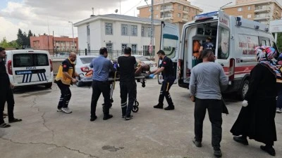 &Ccedil;alışma yaparken elektrik direğinden d&uuml;şen iş&ccedil;i yaralandı