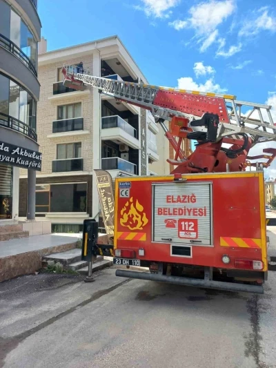 Cam arasına sıkışan g&uuml;vercin kurtarıldı
