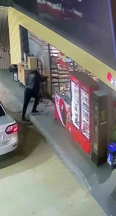 Cam kapıyı fark etmedi, kafasını çarpıp yere savruldu
