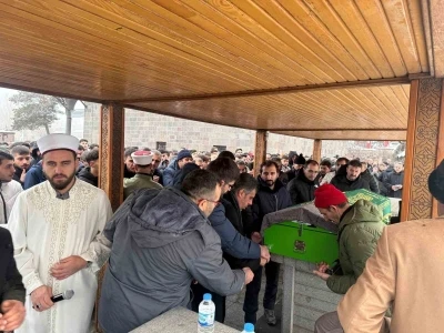 Cam silerken 3. kattan d&uuml;şen &ouml;ğretmen son yolculuğuna dualarla uğurlandı
