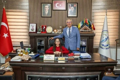 &Ccedil;ameli Belediye Başkanı Cengiz Arslan koltuğunu Erva&rsquo;ya bıraktı
