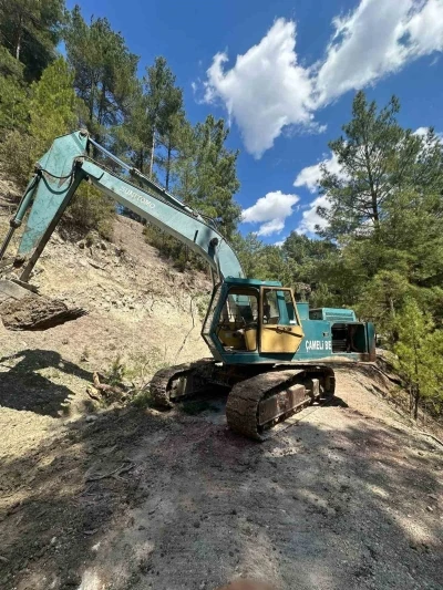 &Ccedil;ameli Belediyesi heyelan sonucu kapanan yolları ulaşıma a&ccedil;tı
