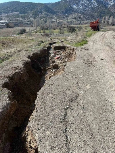 &Ccedil;ameli Belediyesi yol bakım &ccedil;alışmalarına hız kesmeden devam ediyor
