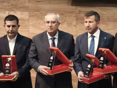 &Ccedil;ameli&rsquo;ne &ccedil;ağ atlatan Başkan Arslan&rsquo;a &rsquo;Yılın En Başarılı İl&ccedil;e Belediye Başkanı&rsquo; &ouml;d&uuml;l&uuml; verildi
