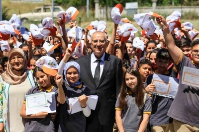 &Ccedil;amelili &ouml;ğrenciler karne sevincini Şırnak&rsquo;taki yaşıtlarıyla birlikte yaşadı
