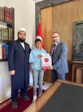Cami inşaatına kumbarasını bağışlayan gen&ccedil; &ouml;d&uuml;llendirildi
