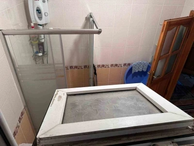 Camı kırıp eve girdi, yaşlı kadının ağzını bantlayıp altınları çaldı
