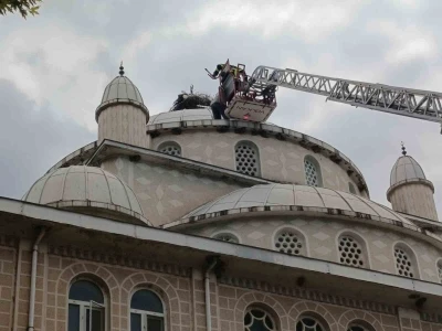 Cami kubbesinde mahsur kalan leyleği itfaiye kurtardı
