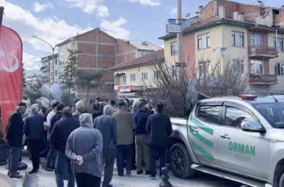 Cami &ouml;n&uuml;nde dağıtılan 2 bin fidan dakikalar i&ccedil;erisinde t&uuml;kendi
