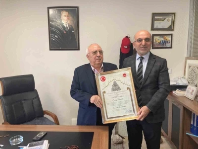 Cami yaptıran hayırsever iş insanlarına takdir belgesi takdim edildi
