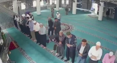 Camide namaz kıldığı sırada kalp krizi ge&ccedil;iren yaşlı adam, imamın kalp masajıyla hayata d&ouml;nd&uuml;
