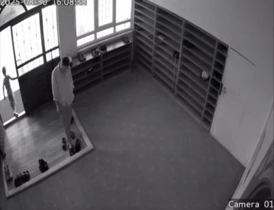 Camide terlik hırsızlığı güvenlik kamerasına yansıdı
