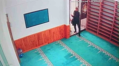 Caminin sadaka kutusundan hırsızlık kamerada
