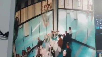Caminin tavan al&ccedil;ısı cemaatin &uuml;st&uuml;ne d&uuml;şt&uuml;
