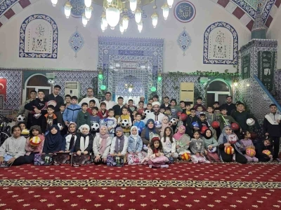 Camiye gelen &ccedil;ocuklar &ccedil;ifte bayram yaptı
