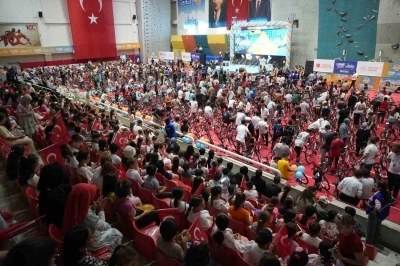 Camiye giden 4 bin çocuk ve genç hediyelerine kavuştu
