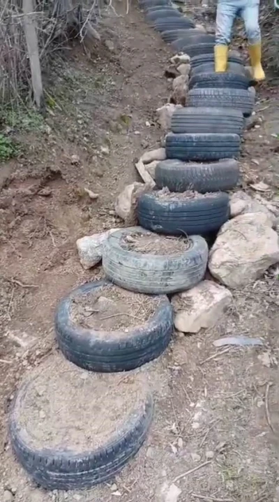 Camiye ulaşmak i&ccedil;in araba lastiğinden merdiven yaptılar
