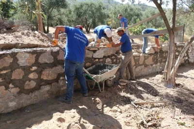 Çamlıdere’de köy içi yollar ve okul çevre duvarları yenilendi
